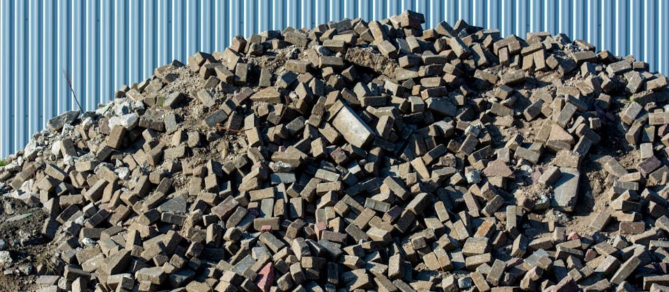 Tas de briques et gravats inertes — déchets BTP REP PMCB